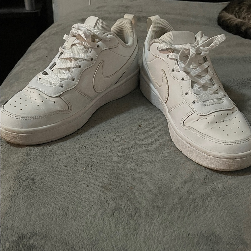 White Nike Sneakers Court Borough Low Top BQ5448‑100